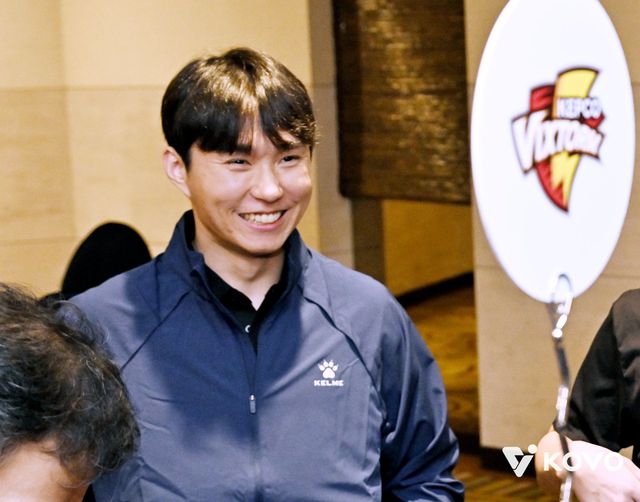 한국전력의 이민규는 FA 이적 첫 시즌부터 주장 완장을 달았다. 새 시즌에 팀을 4시즌 만의 봄배구 무대로 이끌겠다는 의지다. 사진제공│KOVO