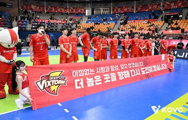 한국전력은 올해 4월 석진욱 신임감독의 선임과 선수단 규모 축소를 통해 4시즌 만의 봄배구 무대 복귀에 도전한다. 지난 시즌 정규리그 최종전을 마친 뒤 3시즌 연속 봄배구 무대 진출에 실패한 뒤 팬들에게 사과하는 선수단. 사진제공│KOVO