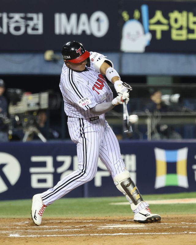 LG는 20일 잠실구장서 KIA를 상대로 준PO 3차전 맞대결을 벌인다. 벼랑 끝에서 탈출하기 위해선 코너 외야수들의 타격 컨디션 회복이 반드시 필요하다. 힘차게 스윙을 하고 있는 이재원. 사진제공｜LG 트윈스