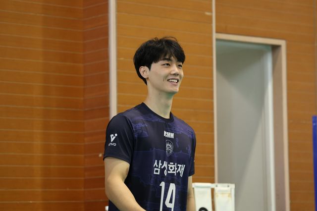 삼성화재 이우진(오른쪽)이 경기 용인시 클럽하우스에서 진행된 훈련 도중 환하게 웃고 있다. 사진제공｜삼성화재
