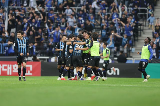 인천 선수들이 24일 제주와 홈 경기 도중 득점한 뒤 한데 모여 기뻐하고 있다. 사진제공｜한국프로축구연맹