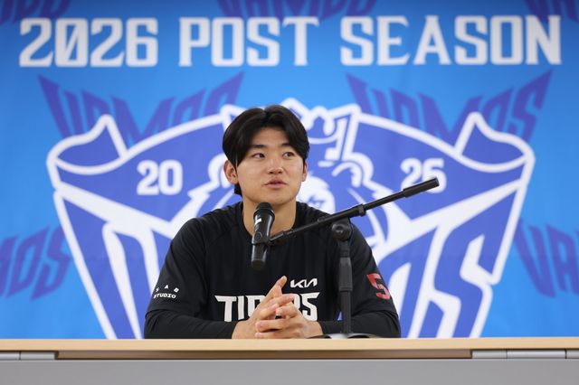 KIA 김도영이 25일 대구삼성라이온즈파크서 인터뷰하고 있다. 이날 열릴 PO 1차전은 우천으로 취소됐다. 사진제공｜KIA 타이거즈