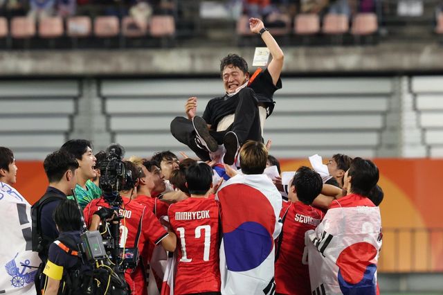 이민석 한국 남자축구대표팀 감독이 3일 일본 아이치현의 도요타 스타디움서 열린 2026아이치·나고야아시안게임 결승서 승리한 뒤 헹가레를 받고 있다. 도요타｜뉴시스