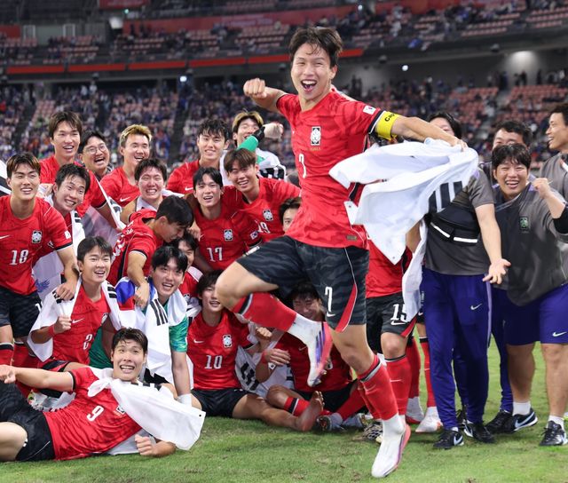 한국 남자축구대표팀이 3일 일본 아이치현의 도요타 스타디움서 열린 2026아이치·나고야아시안게임 결승서 일본을 제압한 뒤 기뻐하고 있다. 도요타｜뉴시스