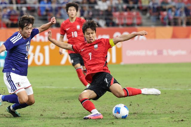 한국 남자축구대표팀 엄지성이 3일 일본 아이치현의 도요타 스타디움서 열린 2026아이치·나고야아시안게임 결승서 왼발 슛을 시도하고 있다. 도요타｜뉴시스