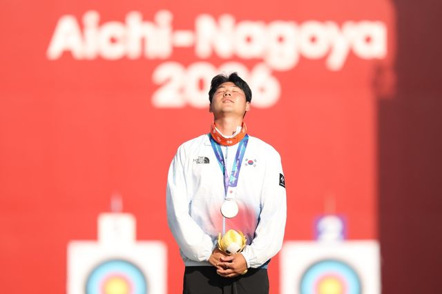 한국 양궁 남자 리커브 국가대표 이우석이 3일 오카자키중앙종합공원 다목적 광장서 열린 2026아이치·나고야아시안게임 결승서 금메달을 차지한 뒤 감격스러워하고 있다. 오카자키｜뉴시스