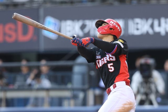 KIA 김도영이 5일 잠실 LG전 9회초 2사 1·2루 상황에서 역전 좌월 3점 홈런을 때린 뒤 타구를 바라보고 있다. 사진제공｜KIA 타이거즈