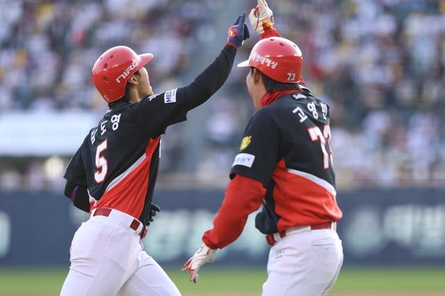 KIA 김도영이 5일 잠실 LG전 9회초 2사 1·2루 상황에서 역전 좌월 3점 홈런을 때린 뒤 고영민 코치와 함께 하이파이브를 하고 있는 모습. 사진제공｜KIA 타이거즈