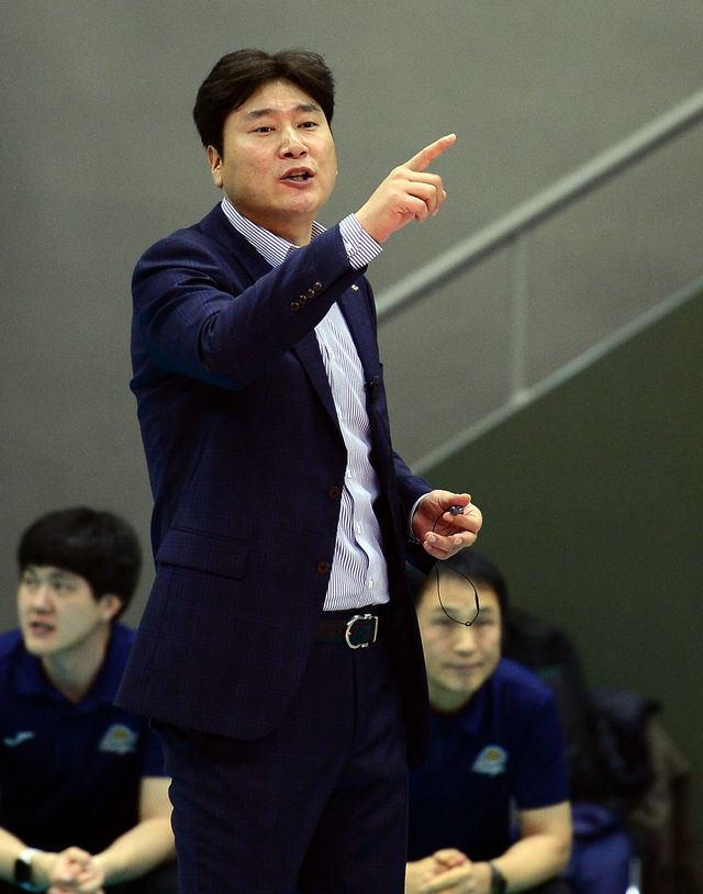 정관장은 6일 권순찬 전 흥국생명 감독에게 새 시즌 지휘봉을 맡겼다. 스포츠동아DB