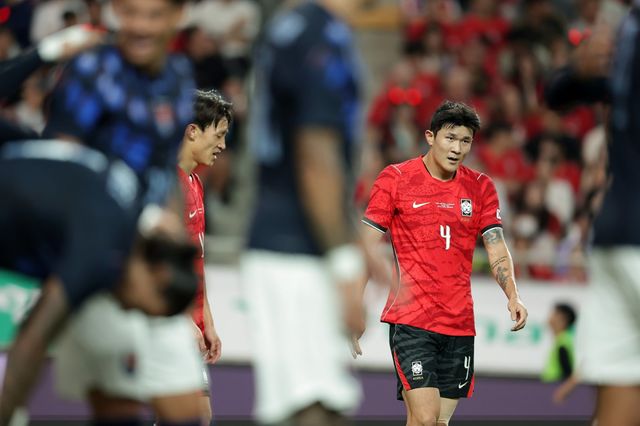 축구대표팀 김민재(4번)가 지난달 28일 서울월드컵경기장서 열린 우루과이 평가전서 실점 후 허탈해하고 있다. 사진제공｜대한축구협회