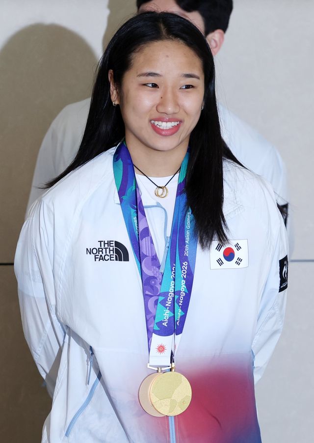 ‘셔틀콕 여제’ 안세영은 아시안게임 여자단식에서 무실게임으로 2연패를 달성하며 세계 최강의 입지를 공고히 했다. 9월 30일 금메달을 목에 걸고 인천국제공항으로 금의환향했다. 인천국제공항│뉴시스