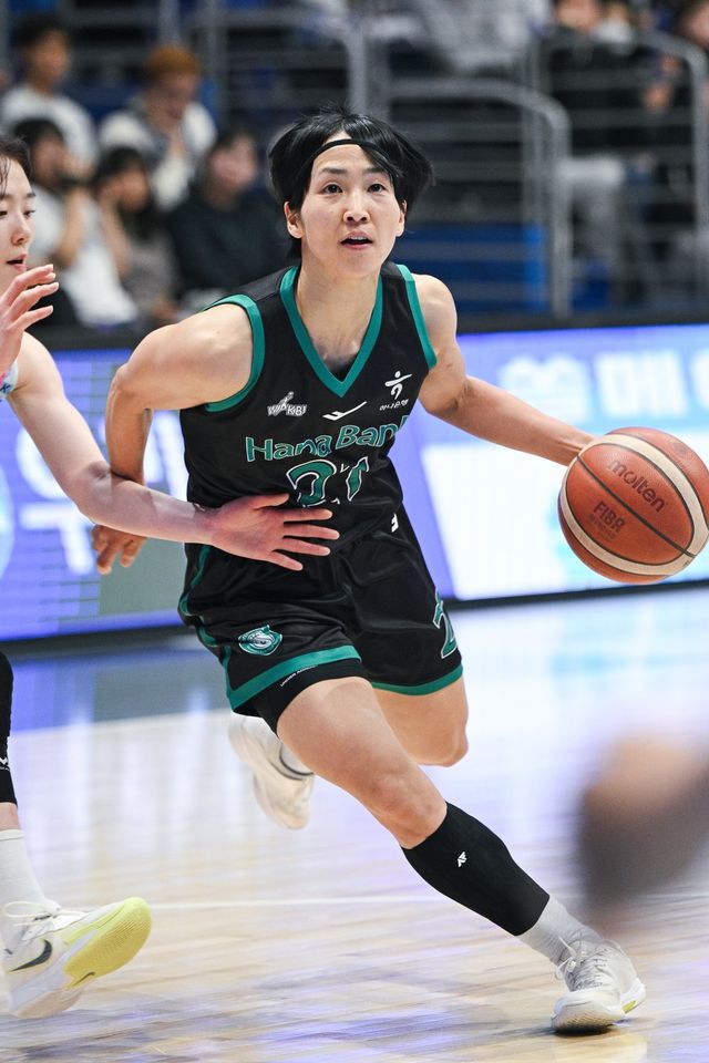 하나은행 이이지마 사키가 1일 인천 도원체육관서 열린 신한은행전서 골밑 돌파를&nbsp;시도하고 있다. 사진제공｜WKBL