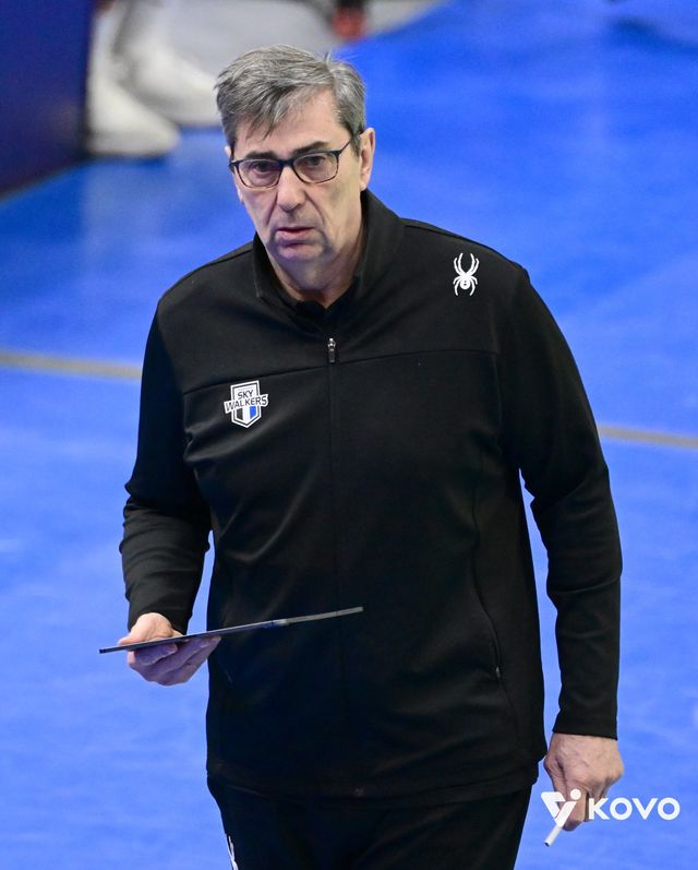 필립 블랑 현대캐피탈 감독은 1일 천안 유관순체육관서 열릴 OK저축은행과 홈경기를 앞두고 완전체 전력인 상태서 사이드 아웃이 잘 이뤄져야 선두 수성을 기대할 수 있다고 내다봤다. 사진제공│KOVO