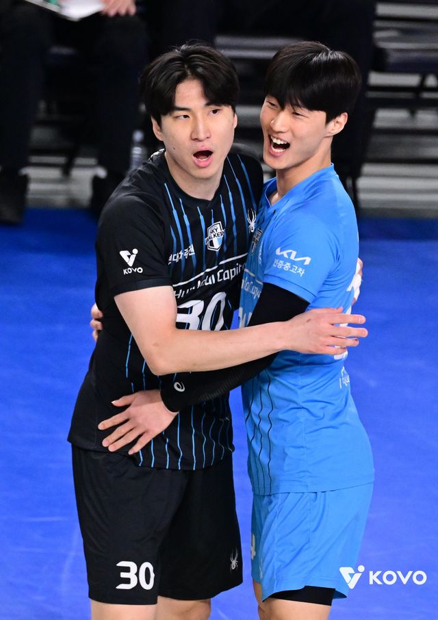 현대캐피탈 리베로 임성하(오른쪽)가&nbsp;1일 천안 유관순체육관서 열린 OK저축은행과 홈경기서 팀이&nbsp;세트 스코어 3-0 완승을 거두자 신호진과 함께 환하게 웃고 있다. 사진제공│KOVO