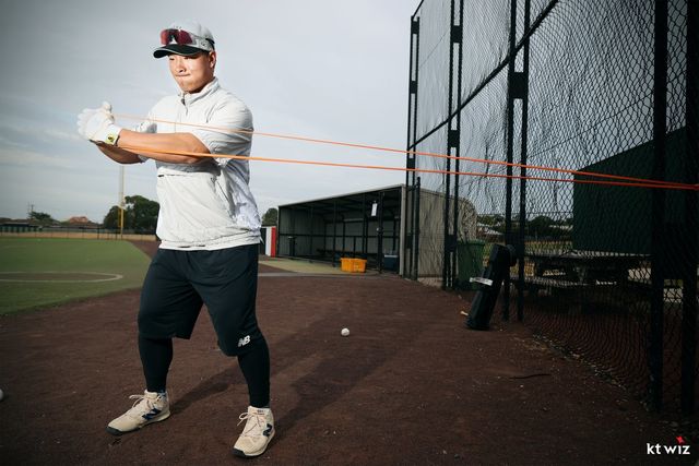 KT 안현민이 지난달 29일 호주 질롱 베이스볼 센터에서 열린 스프링캠프 도중 튜빙 운동으로 보강 훈련하고 있다. 사진제공｜KT 위즈