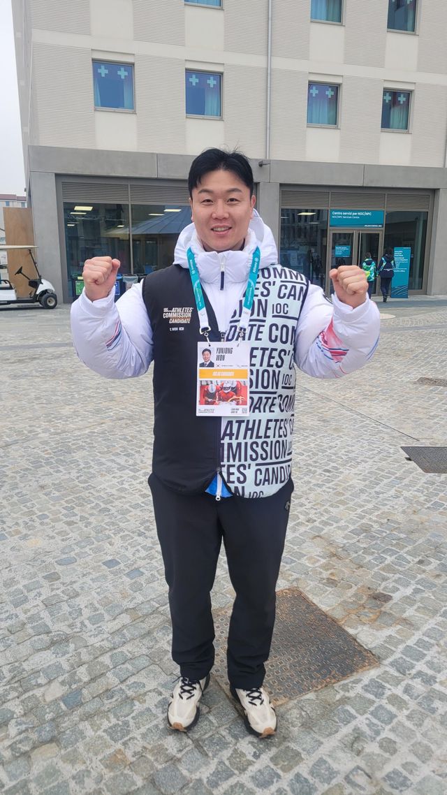 IOC 선수위원 선거에 한국 대표로 출마한 원윤종이 2026밀라노·코르티타담페초 동계올림픽 선수촌에서 선수들과 일일이 만나며 본격적인 선거운동에 나섰다. 사진제공｜대한체육회