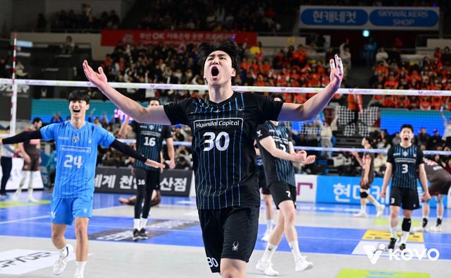 현대캐피탈 신호진이 1일 천안 유관순체육관서 열린 OK저축은행과 홈경기 3세트 25-24서 서브 에이스를 터트려 팀에 승리를 안긴 뒤 포효하고 있다. 사진제공│KOVO