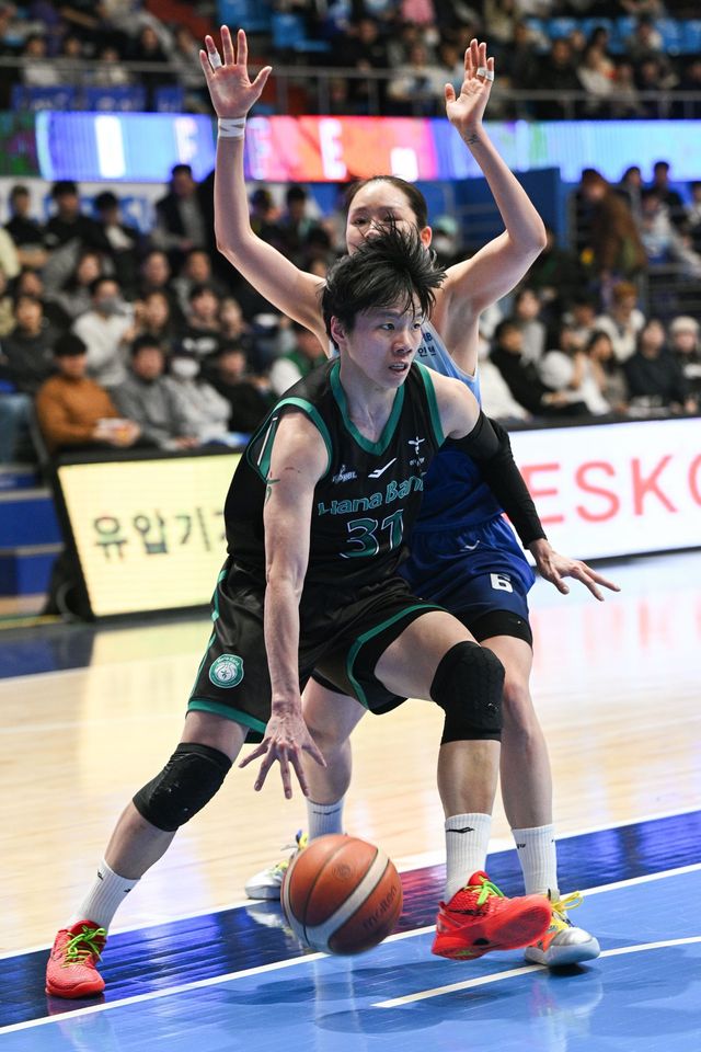 하나은행 진안(앞)이 1일 인천 도원체육관서 열린 신한은행전서 최이샘의 수비를 뚫고 페인트존 공격을 시도하고 있다. 사진제공｜WKBL