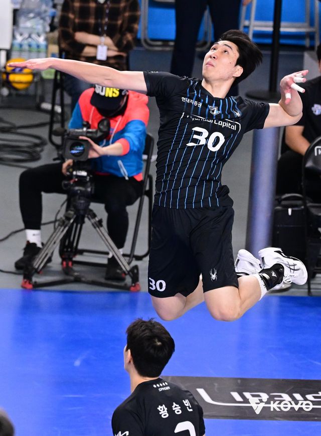 현대캐피탈 신호진(뒤)이 1일 천안 유관순체육관서 열린 OK저축은행과 홈경기서 스파이크를 날리고 있다. 사진제공│KOVO