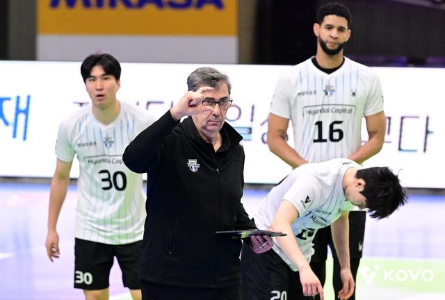 필립 블랑&nbsp;현대캐피탈&nbsp;감독(앞)은 1일 천안 유관순체육관서 열릴 OK저축은행과 홈경기를 앞두고 완전체 전력인 상태서 사이드 아웃이 잘 이뤄져야 선두 수성을 기대할 수 있다고 내다봤다.&nbsp;사진제공│KOVO