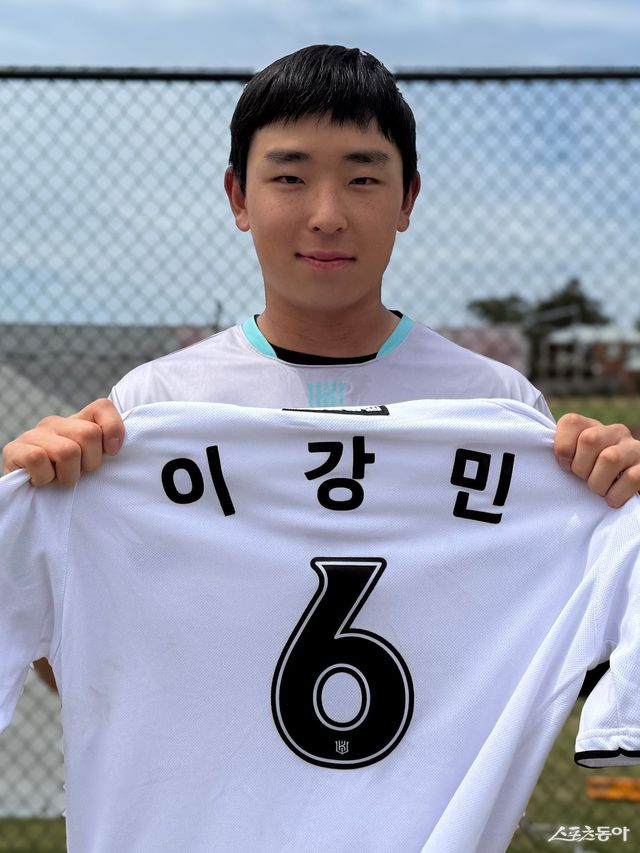 KT 신인 이강민이 29일 호주 질롱 베이스볼 센터에서 열린 스프링캠프 도중 6번이 새겨진 유니폼을 들고 스포츠동아와 인터뷰하고 있다. 질롱｜김현세 기자 kkachi@donga.com