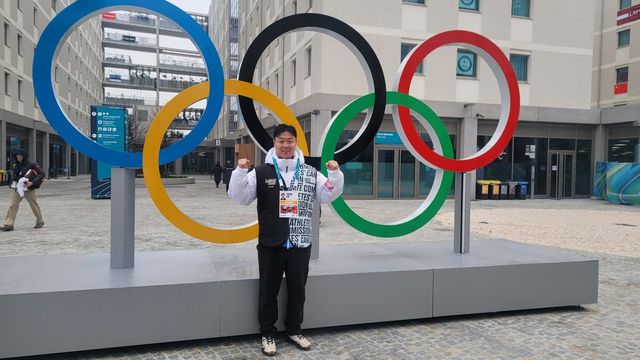 IOC 선수위원 선거에 한국 대표로 출마한 원윤종이 2026밀라노·코르티타담페초 동계올림픽 선수촌에서 본격적인 선거운동에 나섰다. 오륜기 조형물을 배경으로 선전을 다짐하고 있다. 사진제공｜대한체육회