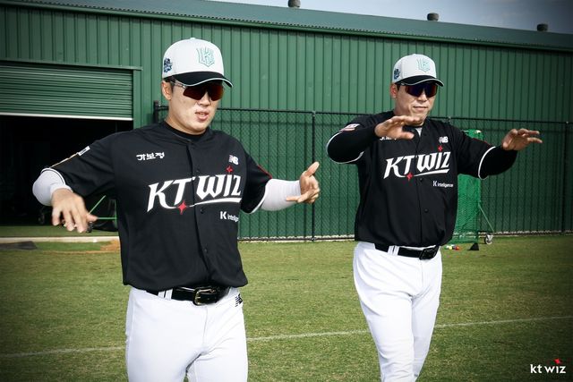 KT 허경민(왼쪽)이 지난달 30일 호주 질롱 베이스볼 센터에서 열린 스프링캠프 도중 김현수와 몸을 풀고 있다. 사진제공｜KT 위즈