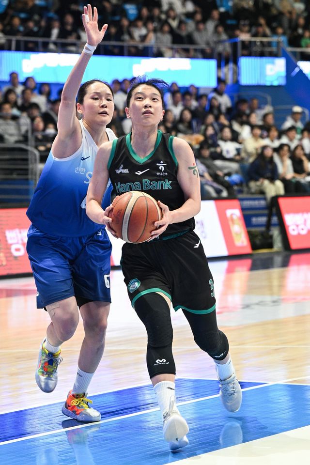 하나은행 정현(오른쪽)이 1일 인천 도원체육관서 열린 신한은행전서 슛을 시도하고 있다. 사진제공｜WKBL
