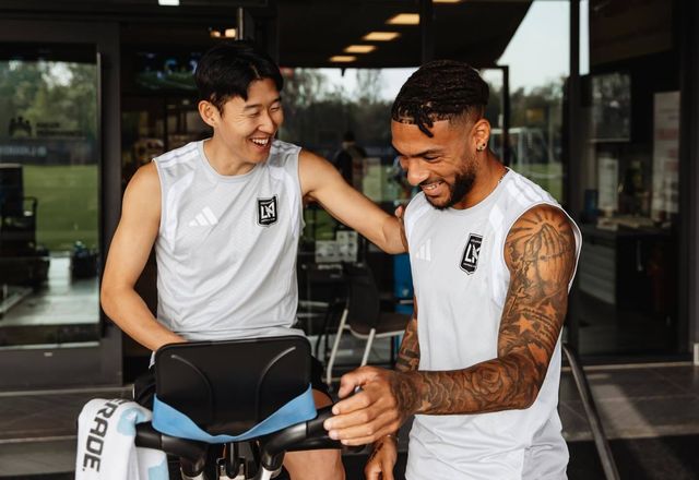 LAFC 손흥민(왼쪽)이 11일(한국시간) LAFC 퍼포먼스센터에서 진행된 프리시즌 선수단 훈련 도중 드니 부앙가와 반갑게 인사하고 있다. 사진출처｜LAFC 페이스북