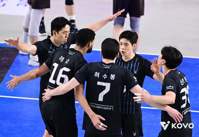 현대캐피탈 선수들이&nbsp;1일 천안 유관순체육관서 열린 OK저축은행과 홈경기서 득점한&nbsp;뒤&nbsp;기뻐하고 있다. 사진제공│KOVO
