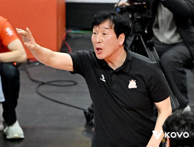 신영철 OK저축은행 감독은 1일&nbsp;천안 유관순체육관서 열릴 현대캐피탈과 원정경기를 앞두고 후반기엔 봄배구 진출 승부를 보겠다고 다짐했다. 사진제공│KOVO