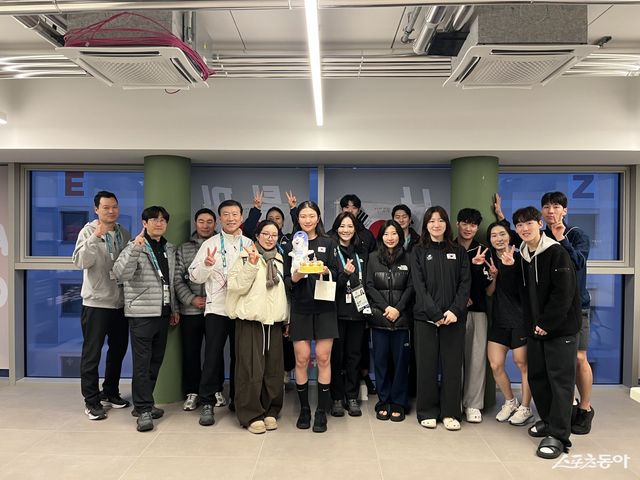 여자쇼트트랙대표팀 심석희(가운데)의 생일파티가 1일(한국시간) 밀라노에서 열렸다. 최민정(오른쪽에서 3번째) 등 대표팀 선수들과 임원진이 축하를 보냈다. 사진제공｜대한체육회