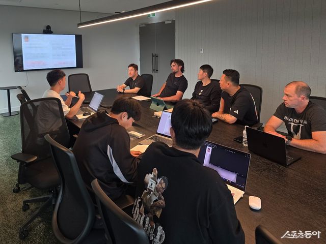 KT 전략데이터팀이 지난달 29일 호주 질롱에서 데이터 미팅을 진행하고 있다. 사진제공｜KT 위즈