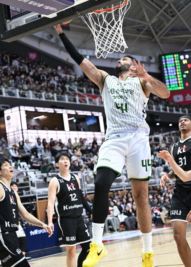 DB 에삼 무스타파가 1일 수원KT소닉붐아레나서 열린 ‘2025~2026 LG전자 프로농구’ 정규리그 5라운드 KT와 원정경기서 골밑 슛을 시도하고 있다. 사진제공｜KBL