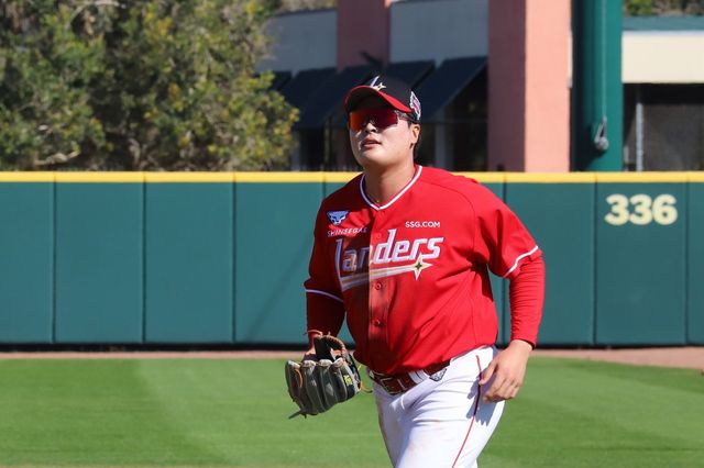 SSG 고명준이 미국 플로리다주 베로비치에서 열린 팀 스프링캠프서 수비 훈련에 집중하고 있는 모습. 고명준은 이번 캠프서 베테랑타자 김재환과 함께 특별 새벽 웨이트 트레이닝을 진행하고 있다. 사진제공｜SSG 랜더스