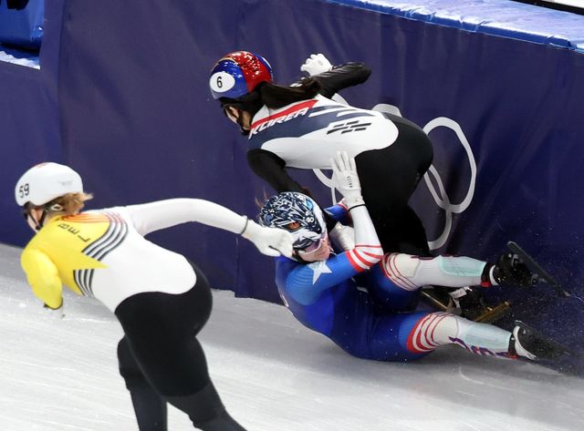 쇼트트랙대표팀 김길리(오른쪽 위)가 10일(한국시간) 밀라노 아이스스케이팅 아레나서 열린 밀라노올림픽 2000m 혼성계주 준결선 도중 미끄러진 미국 선수에게 걸려 넘어지고 있다. 밀라노ㅣ뉴시스