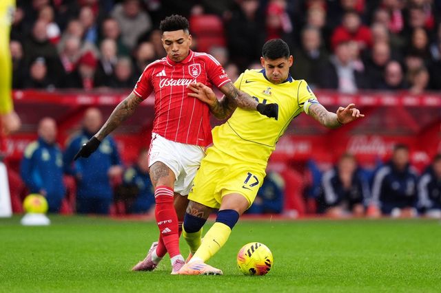 글로벌 스포츠 매체 디애슬레틱은 8일 “토트넘의 크리스티안&nbsp;로메로(오른쪽)가 이번 여름이적시장서&nbsp;스페인 프리메라리가, 특히 아틀레티코 마드리드 같은 클럽 이적을 심각히 고려 중일 수 있다”고 전망했다.&nbsp;노팅엄｜AP뉴시스