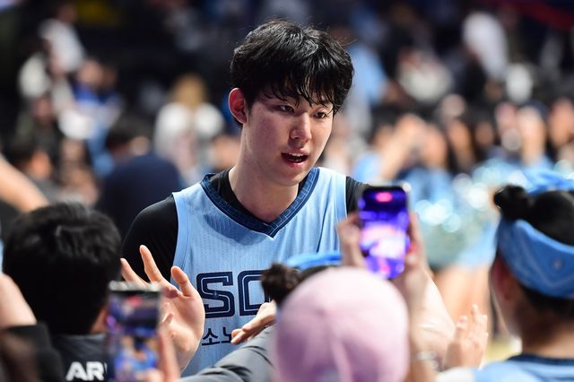 소노 강지훈은 프로 데뷔 3개월 만에 성인 국가대표팀에 뽑혔다. 내외곽 가리지 않고 어떻게든 대표팀에 보탬이 되겠다는 각오다. 사진제공｜KBL