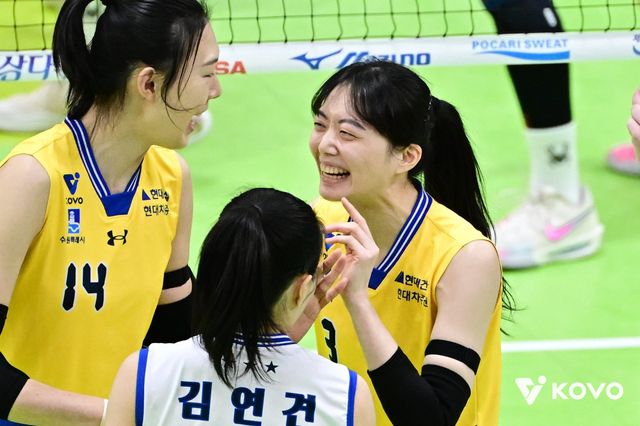 현대건설 세터 김다인(3번)이 9일 수원체육관서 열린 흥국생명과 V리그 여자부 홈경기 도중 미들블로커 양효진, 리베로 김연견과 대화하며 웃고 있다. 사진제공｜KOVO