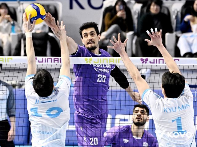 우리카드 아라우조(뒤)가 10일 인천 계양체육관서 열린 대한항공과 원정경기 도중 연타 공격을 하고 있다. 사진제공│KOVO