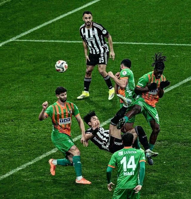 튀르키예 매체 예니 비를릭은 10일(한국시간) “베식타스의 새 공격수 오현규는 누구인가?”라는 제목으로 그를 소개했다. 예니 비를릭은 이어 “오현규는 데뷔전에서 환상적인 오버헤드킥 득점으로 현지 팬들의 마음을 사로잡았다”고 설명했다. 사진출처｜오현규 인스타그램