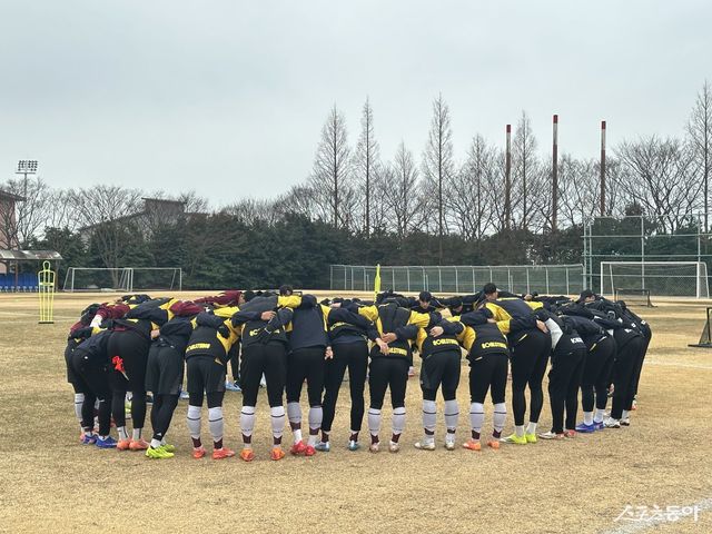 광주 선수들이 10일 남해스포츠파크에서 진행된 2차 동계전지훈련 도중 한데 모여 의지를 다지고 있다. 남해｜백현기 기자 hkbaek@donga.com
