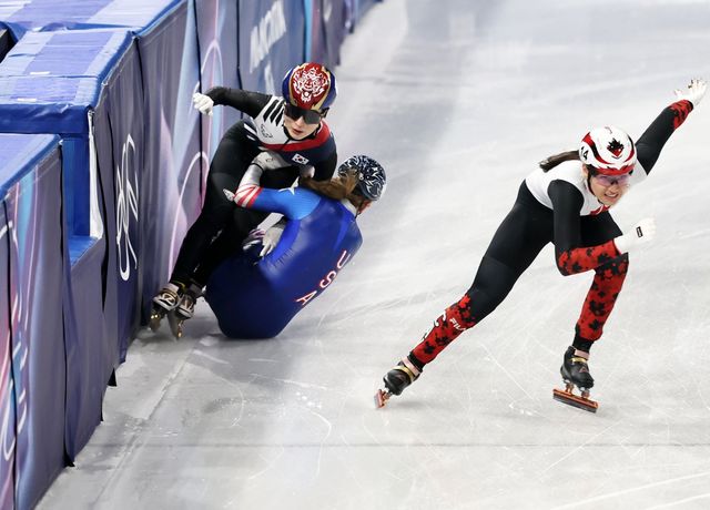 쇼트트랙대표팀 김길리(왼쪽 위)가 10일(한국시간) 밀라노 아이스스케이팅 아레나서 열린 밀라노동계올림픽 2000m 혼성계주 레이스 도중 미끄러진 코린 스토다드(미국)와 충돌해 넘어지고 있다. 밀라노ㅣ뉴시스