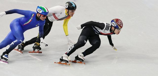 남자쇼트트랙대표팀 임종언(오른쪽)이 10일(한국시간) 밀라노 아이스스케이팅 아레나서 열린 쇼트트랙 남자 1000m 예선서 레이스를 펼치고 있다. 밀라노ㅣ뉴시스
