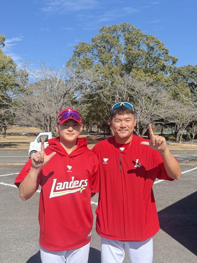 월드베이스볼클래식(WBC) 대표팀에 함께 승선한 SSG 노경은(오른쪽)과 조병현이 팀 스프링캠프가 열리고 있는 미국 플로리다주 베로비치서 남다른 태극마크 각오를 밝혔다. 사진제공｜SSG 랜더스