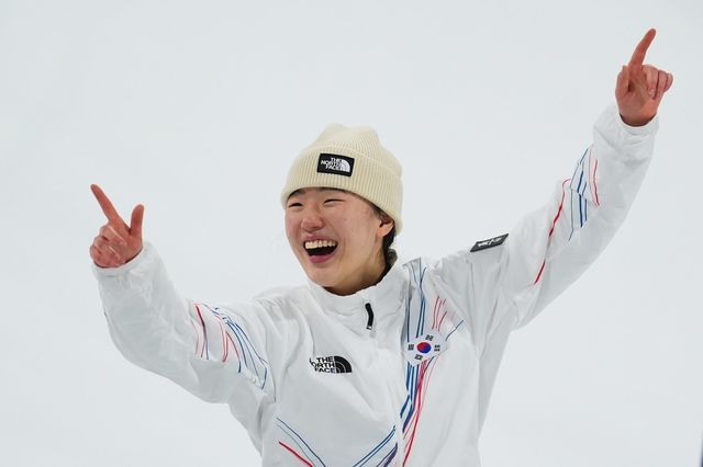 유승은이 10일 오전(한국시간) 리비뇨 스노파크에서 열린 밀라노올림픽 스노보드 여자 빅에어에서 동메달을 따낸 뒤 시상대에서 환호학고 있다. 리비뇨｜AP뉴시스