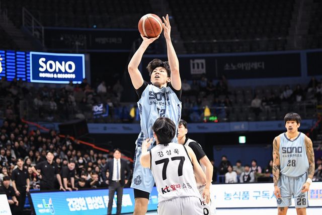 소노 강지훈(위)은 프로 데뷔 3개월 만에 성인 국가대표팀에 뽑혔다. 내외곽 가리지 않고 어떻게든 대표팀에 보탬이 되겠다는 각오다. 사진제공｜KBL