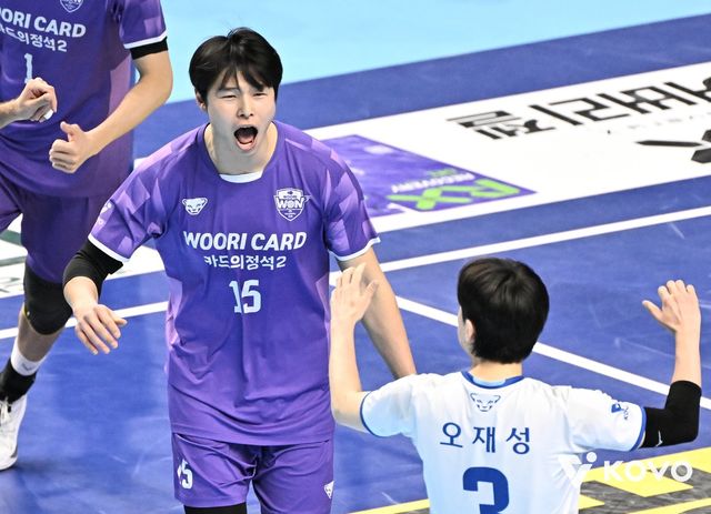 우리카드 이시몬(뒤)이 10일 인천 계양체육관서 열린 대한항공과 원정경기서 득점한 뒤 기뻐하고 있다. 사진제공│KOVO