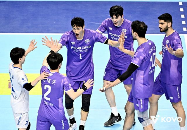 우리카드 선수들이 10일 인천 계양체육관서 열린 대한항공과 원정경기 도중 득점한 뒤 기뻐하고 있다. 사진제공│KOVO