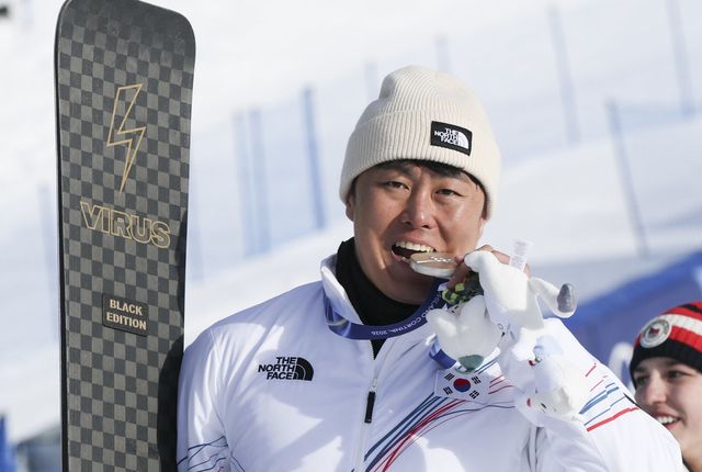 스노보더 김상겸이 8일(한국시간) 이탈리아 리비뇨 스노파크서 열린 2026밀라노코르티나담페초 동계올림픽 스노보드 남자 평행대회전서 획득한 은메달을 깨물어보이고 있다. 리비뇨｜뉴시스